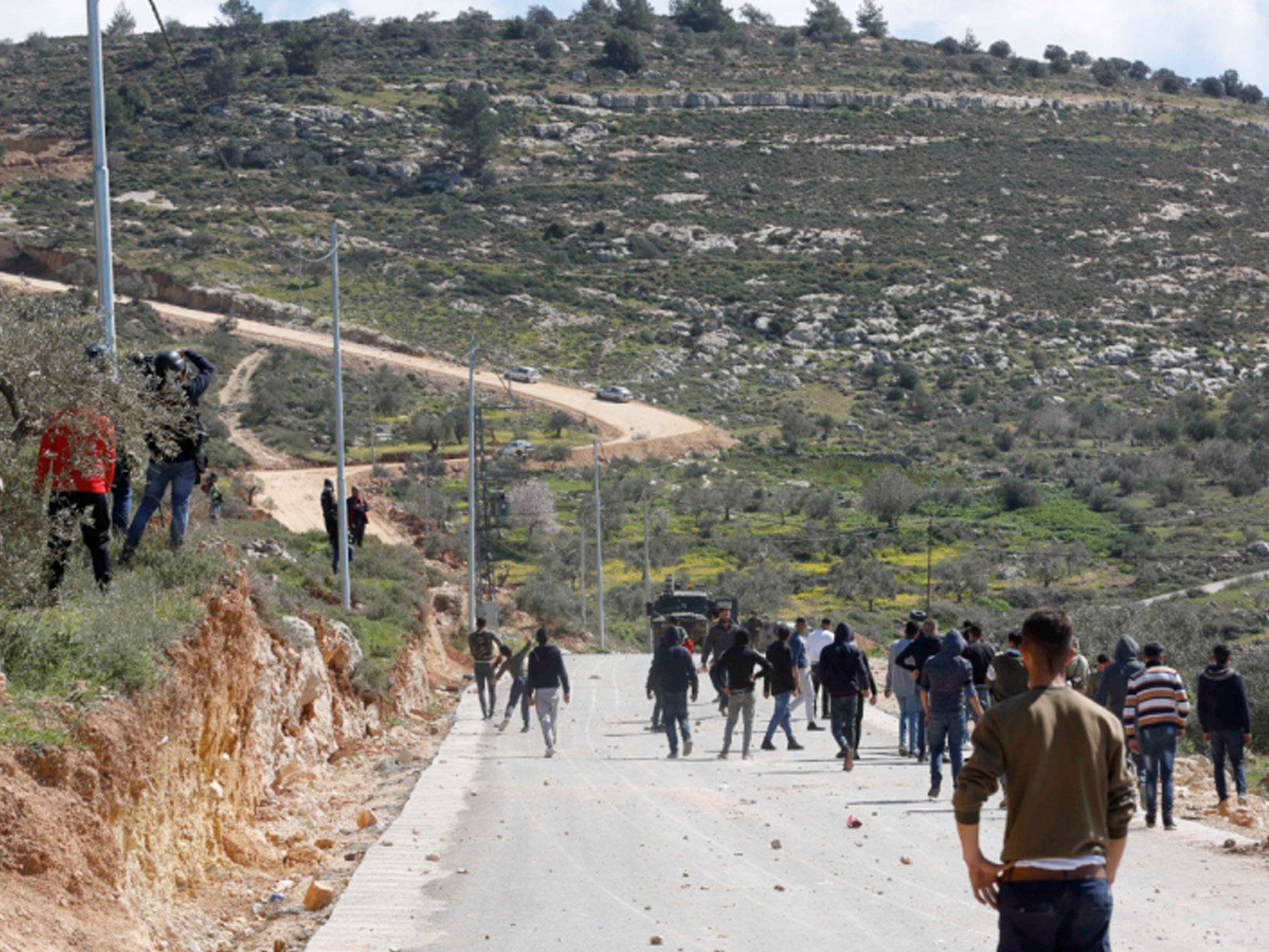 إصابة عشرات الفلسطينيين جراء قمع قوات الاحتلال لمسيرتين بالضفة الغربية
