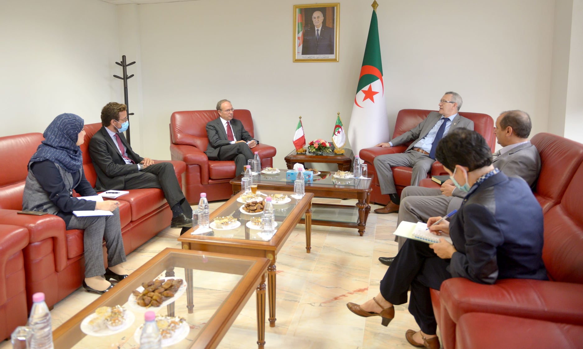 وزير الاتصال يستقبل سفير إيطاليا بالجزائر