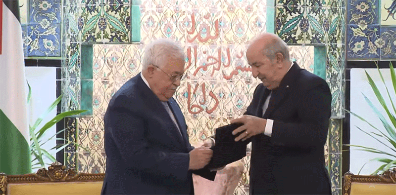 الرئيس تبون يمنح رئيس دولة فلسطين وسام أصدقاء الثورة الجزائرية