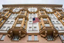 السفارة الأمريكية لدى روسيا تخفض خدماتها القنصلية بنسبة 75 بالمئة 