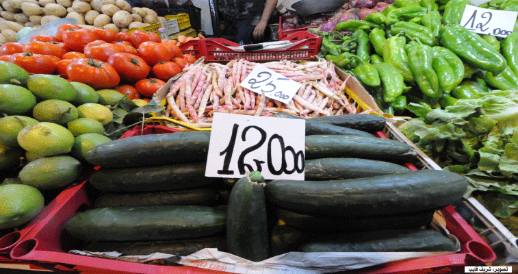 فيما يطمئن اتحاد وجمعية التجار بوفرة المواد الغذائية: لهيب في أسعار الخضر والفواكه عشية العيد