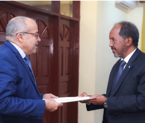 الرئيس تبون يوجه دعوة لنظيره الصومالي للمشاركة في أشغال القمة العربية بالجزائر  