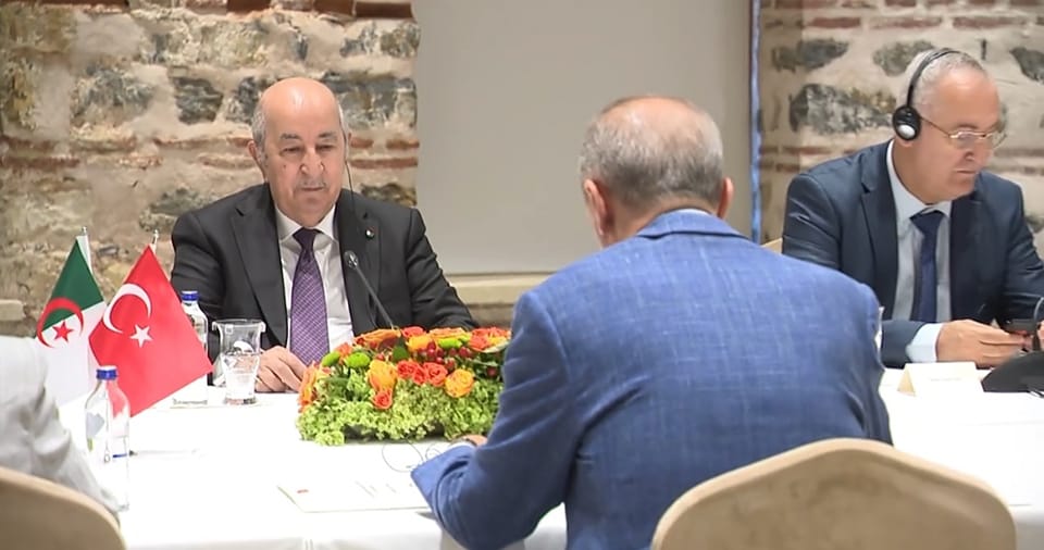     رئيس الجمهورية يجري محادثات موسعة بإسطنبول مع نظيره التركي