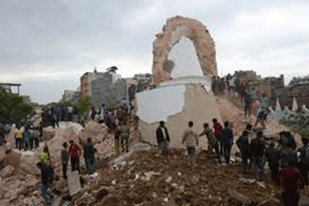 يعد الأقوى والأسوأ منذ 81 سنة : زلزال عنيف يضرب النيبال يخلف أكثر من 1300 قتيل ودمارا في المباني والمعالم الأثرية